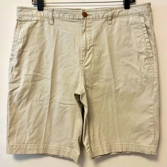 Tommy Bahama Men's Khaki Flat Front  Chino Shorts - Picture 1 of 9
